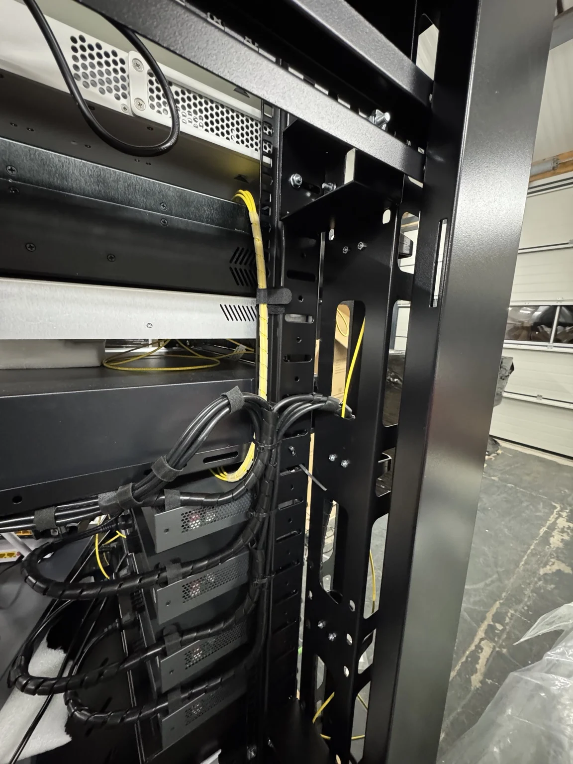 Voorbeeld van GPON-bekabeling, gefotografeerd bij De Kanthoeve