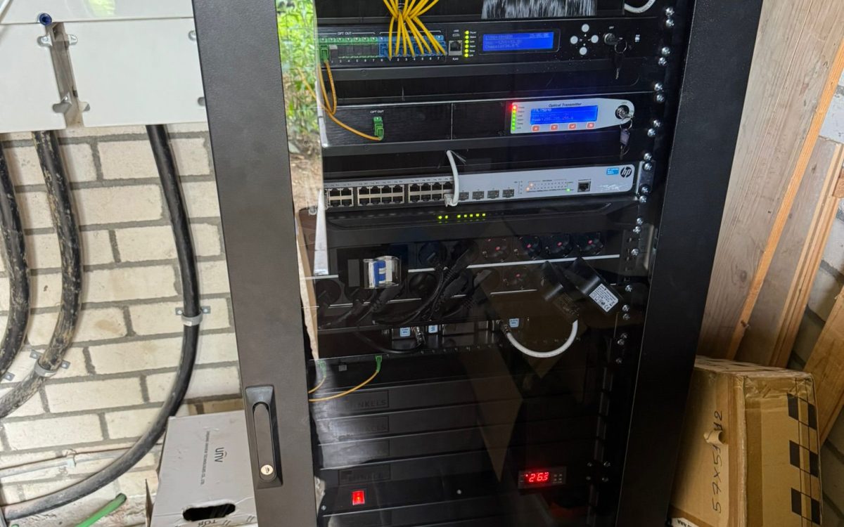 Stappenplan voor GPON installatie met OLT, splitters en ONT’s.