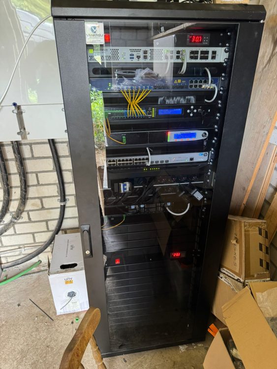 Stappenplan voor GPON installatie met OLT, splitters en ONT’s.